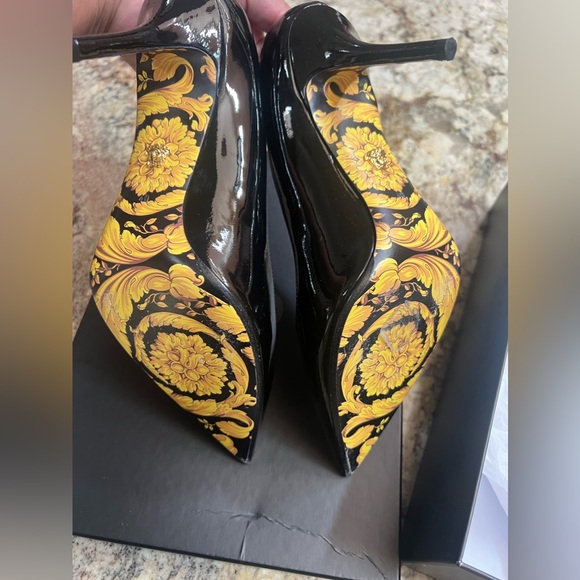 Versace Patent Pump, 100% authentic - Picture 4 of 6